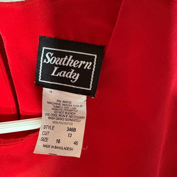 Southern Lady Vintage Red Short Sleeve Top Size 16 Silky Feel - Picture 3 of 3